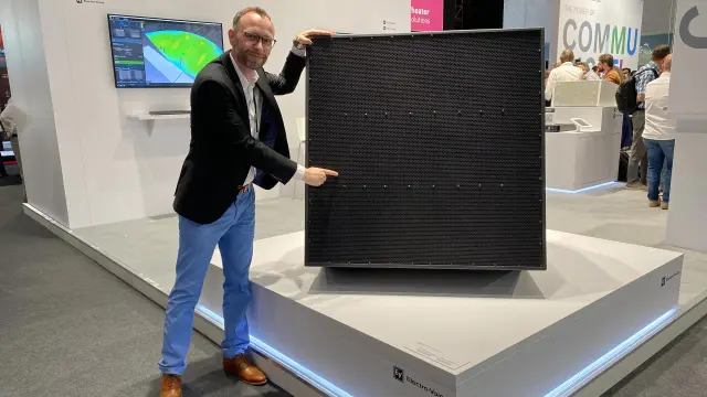 Bosch Mitarbeiter David Ziegler mit MTS-Lautsprecher von EV auf der Messe ISE in Barcelona