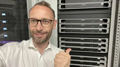 Bosch employee David Ziegler with the PRAESENSA public address system in the Kia Metropol Arena