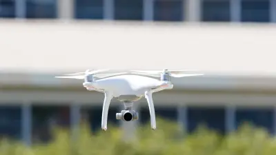 Drohne fliegt nah an einem Gebäude