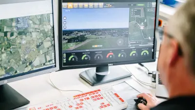 Bosch Drohnenservice, Pilot steuert Drohne vom Computer aus, Monitore