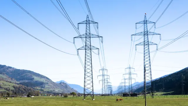 Hochspannungsleitungen in bergiger Landschaft
