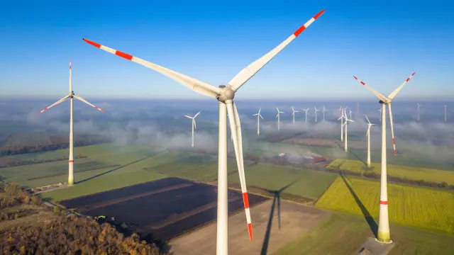 Windpark, Windkrafträder in Landschaft
