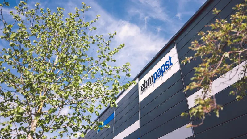 Gebäude ebm-papst hinter Bäumen