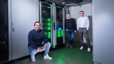 Michael Huck with the two Bosch colleagues in front of the PRAESENSA plant