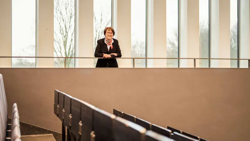 Dr Martina Gerdes-Kühn in a lecture hall at the University of Paderborn