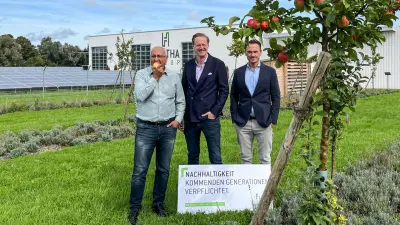 HÄRTHA Group, CEO Sven Killmer, outside company building next to an apple tree