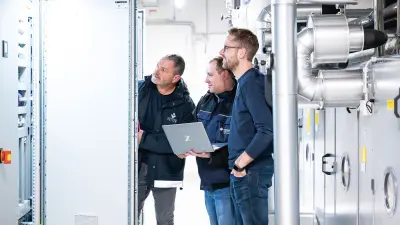 Markus Steurer and Florian Thunitgut from Hörburger with Oliver Walzer, Vetter Pharma, inspecting building automation systems
