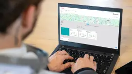Person arbeitet an einem Laptop mit geöffneten Dashboard von Bosch Building Technologies