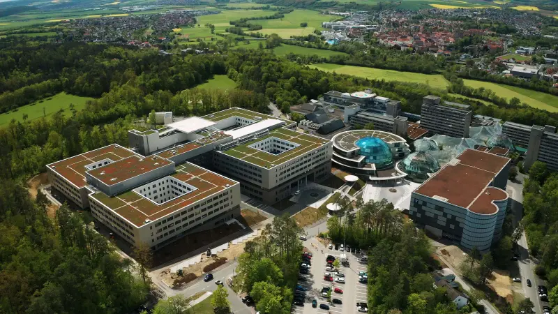 Luftaufnahme des Rhön-Klinikums Campus Bad Neustadt mit Gebäudeautomation