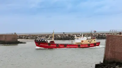 Hafen Scheveningen bei Den Haag, Niederlande, Hafeneinfahrt mit Frachter