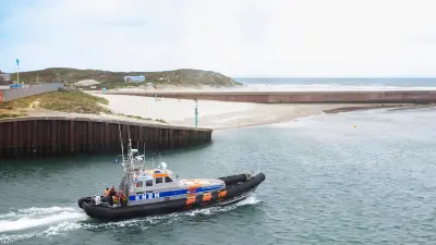 Hafen Scheveningen bei Den Haag, Niederlande, Hafeneinfahrt mit Boot