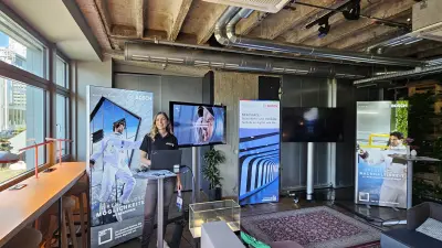 Ines Schittenhelm von Bosch Energy and Building Solutions an einem Messestand für die Präsentation von NEXOSPACE