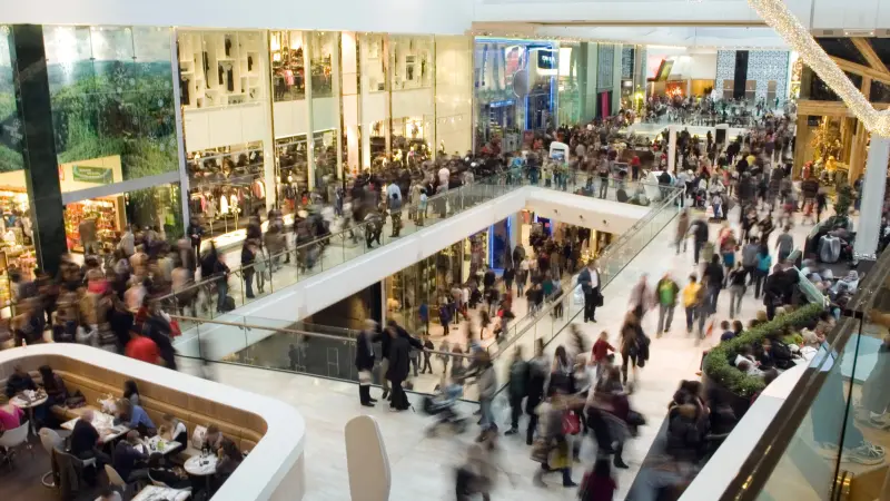 Innenansicht eines Shoppingcenters mit vielen Besuchern