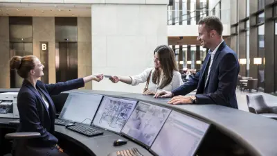 Zwei Personen an der Rezeption