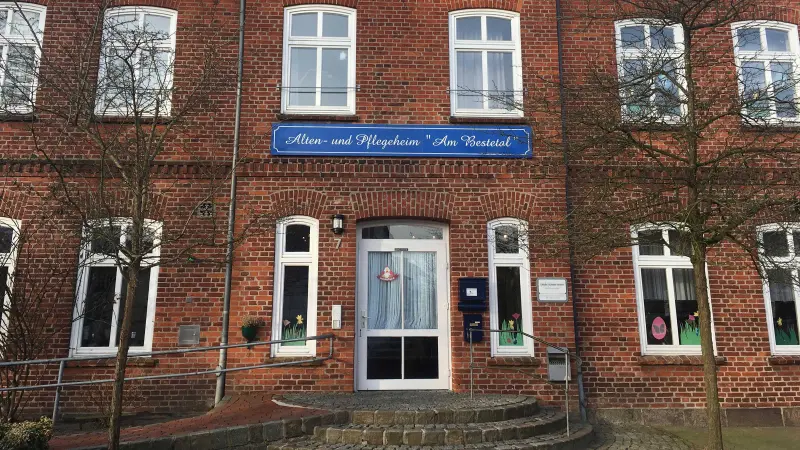 Eingang zum Gebäude des Alten- und Pflegeheims Am Bestetal