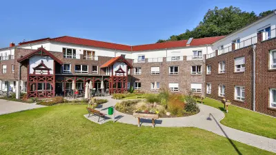 Gebäude eines Seniorenwohnheims mit Parkanlage