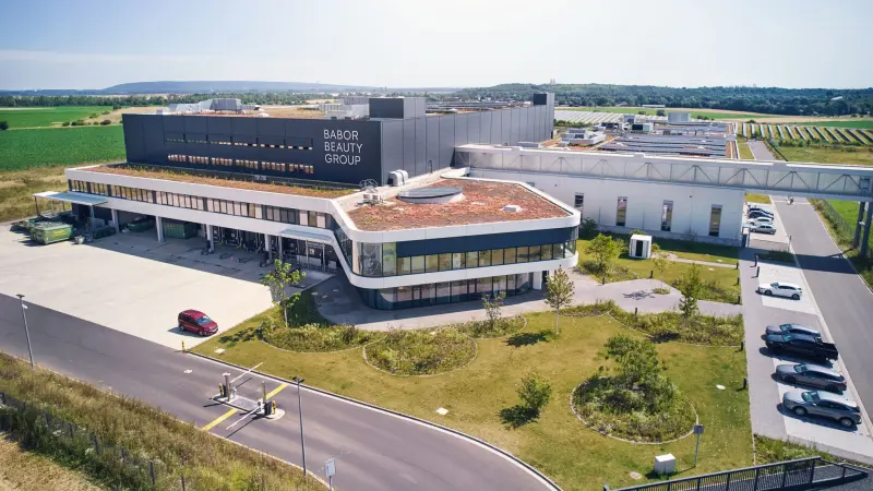 Außenansicht der BABOR Firmenzentrale mit Fensterfront