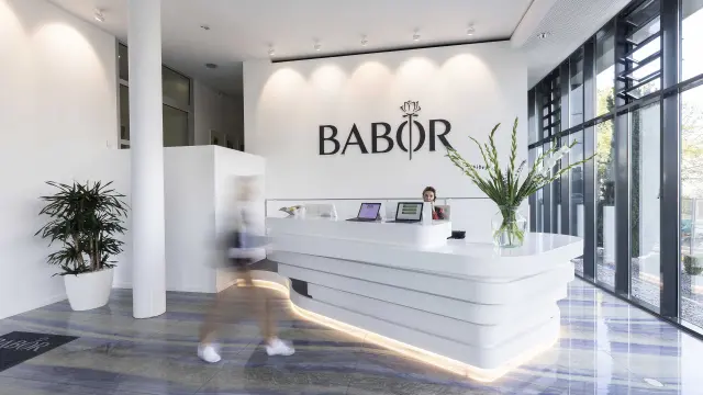 Empfangsbereich der BABOR Firmenzentrale mit Mitarbeiterin