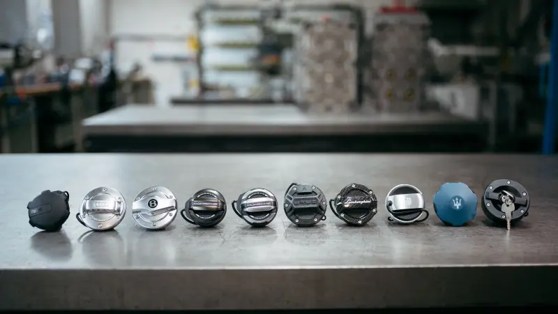 Aufgereihte Tankverschlüsse verschiedener Marken