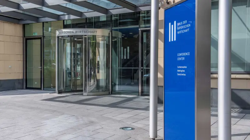 Eingang zum Haus der Bayerischen Wirtschaft
