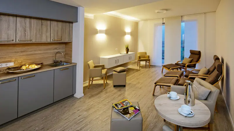 Wartebereich mit Sitzgelegenheiten und Küche