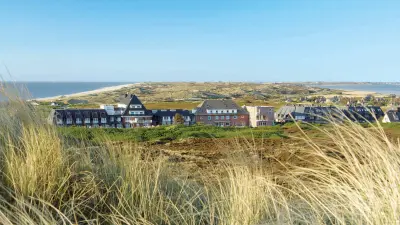 Blick auf das Hotel Rungholt in den Dünen auf Sylt