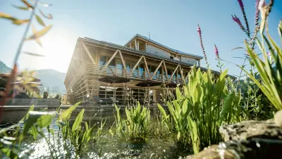 Froschperspektive vom Teich vor dem Hotelgebäude