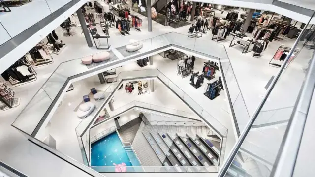 Blick auf Einkaufsetagen und Pool zum Indoorsurfen