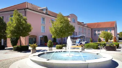 Außenansicht des Hotelgebäudes mit Springbrunnen
