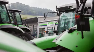 Landmaschinen stehen auf dem Außengelände der Firma