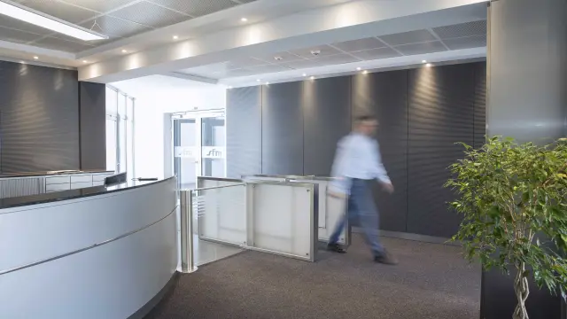 Mitarbeiter geht durch den Empfangsbereich