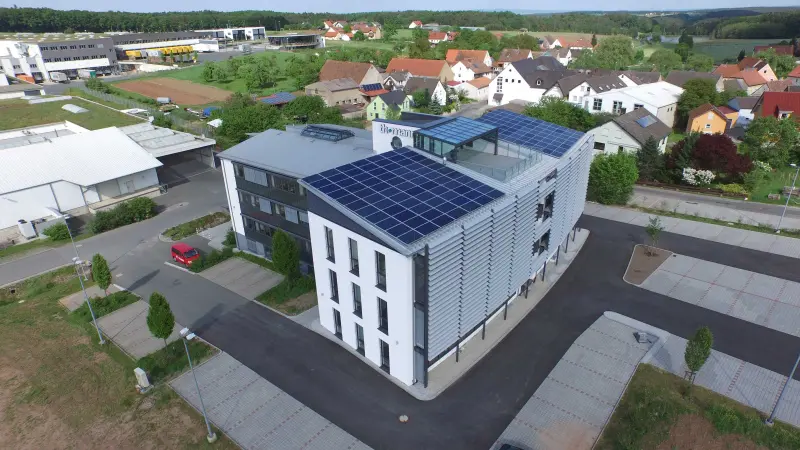 Außenansicht des Firmengebäudes der Thomann GmbH