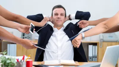 Roter Faden als Treppe gelegt. 2 Hände im Bild. Eine Hand läuft die Treppe hoch. Die andere Hand unterstützt sie. 