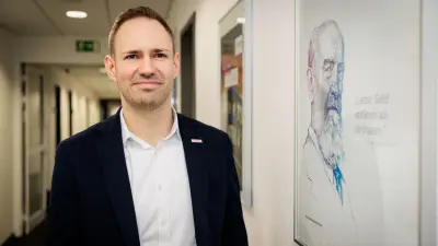 Björn Kockrick vor einem Bild mit Zitat von Robert Bosch