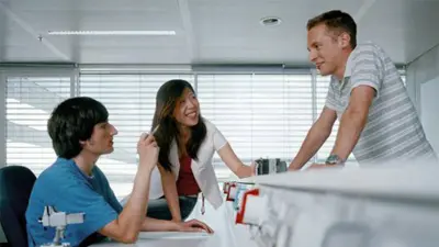 Drei Studenten unterhalten sich