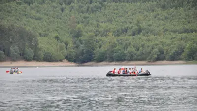Menschen in einem Boot auf einem Fluss