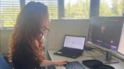 Romina steht auf dem Gipfel eines Berges im bayerischen Voralpenland und genießt die Aussicht