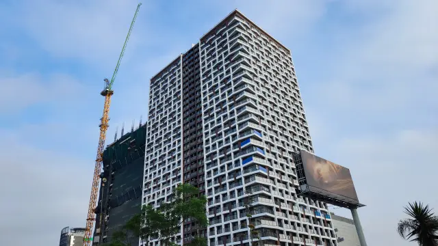 High building with a crane