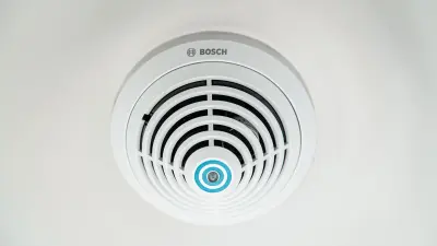 Bosch automatic fire detector FAP-425-DOTCO-R with two blue color ring around a central LED
