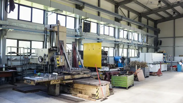 large production hall with conveyor belt, high ceiling and with Bosch automatic fire detector on the ceiling