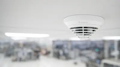 Bosch fire detector on a ceiling in an industrial application.