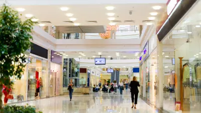 Shopping mall with open spaces and a high ceiling